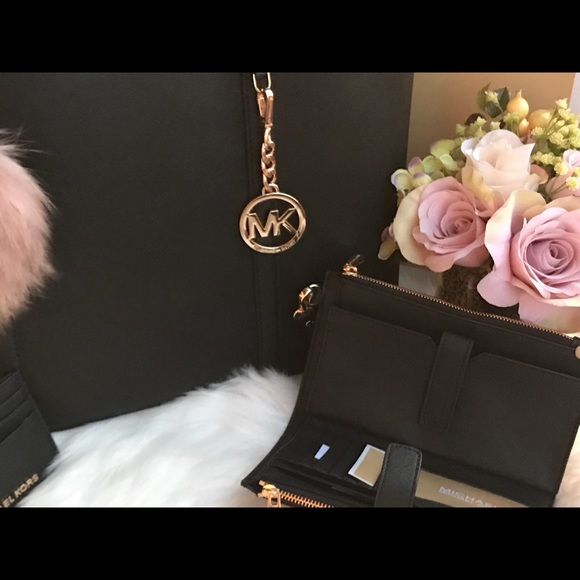 🌷MICHAEL KORS Large Black Saffiano Tote Set🌷 - Picture 2 of 7